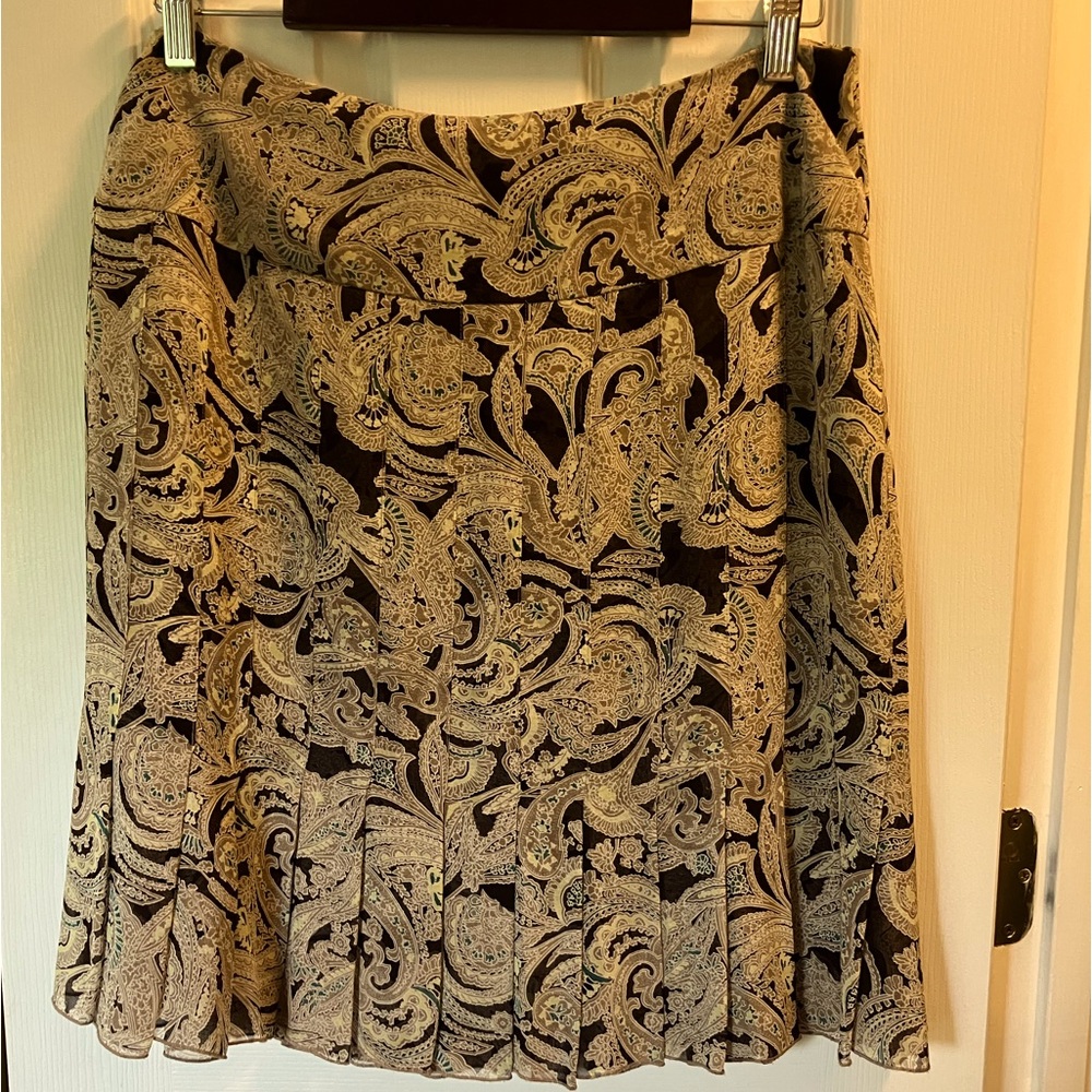 Jones New York 100% SIlk Pleated Paisley Skirt in Black and Tan Sz 8
